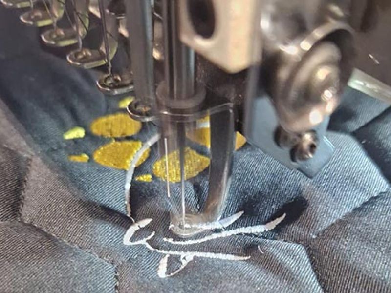 Embroidery machine making personalized embroidery on riding carpet - CAP Horse Ornex