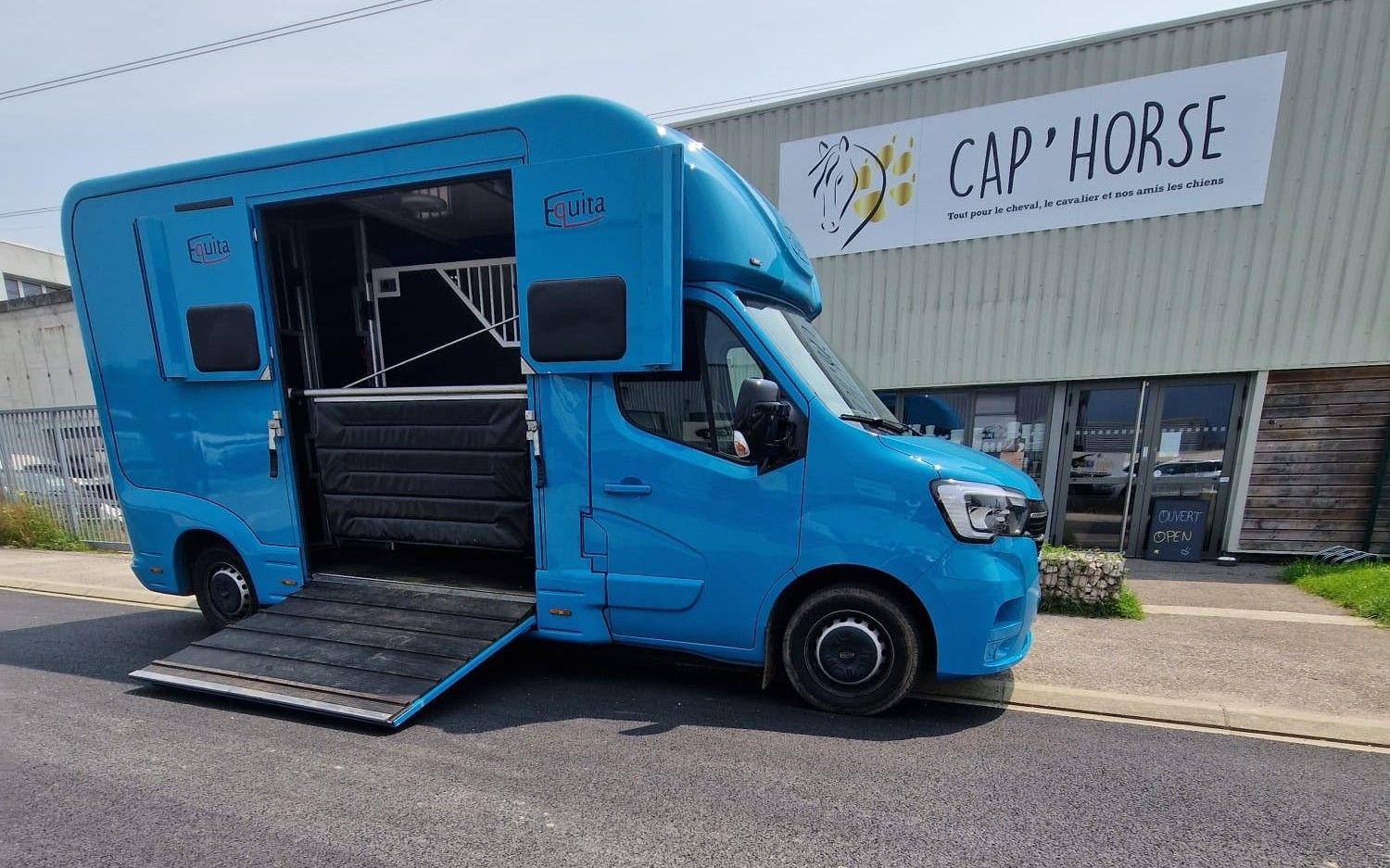 Camion de transport pour chevaux devant le magasin Cap Horse à Ornex, Pays de Gex